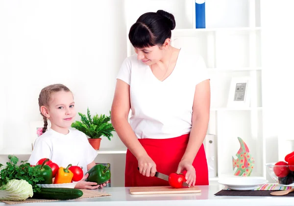 Moeder en dochter koken samen — Stockfoto