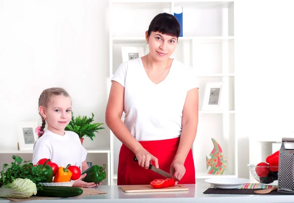 Anne ve kızı birlikte yemek pişiriyor. — Stok fotoğraf