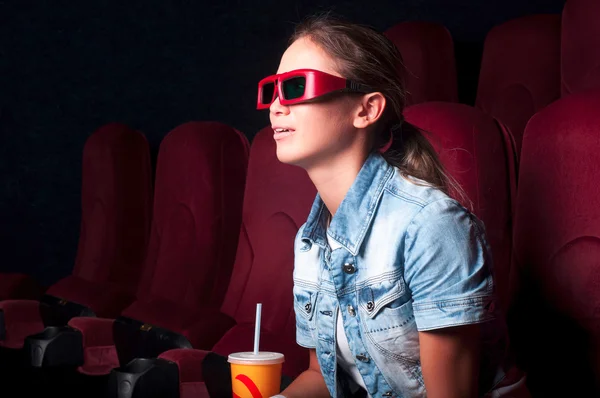 Молодая привлекательная женщина сидит в кинотеатре — стоковое фото