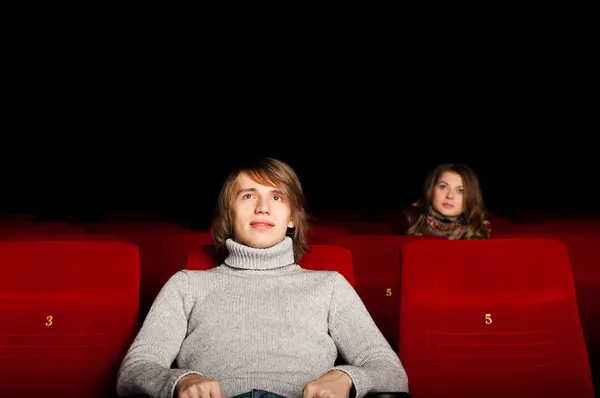 Jonge man en vrouw in de bioscoop — Stockfoto