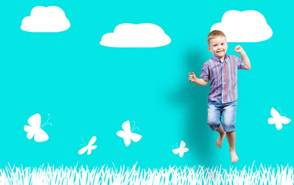 Niño saltando sobre el fondo de la pared pintada — Foto de Stock