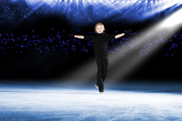 Rendimiento de los patinadores jóvenes, espectáculo de hielo — Foto de Stock