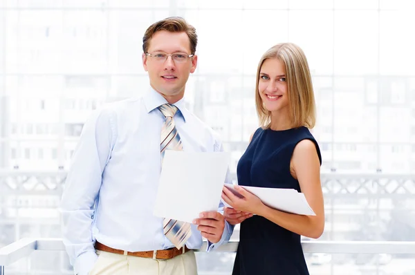 Business man and business woman in the office — Stock Photo, Image
