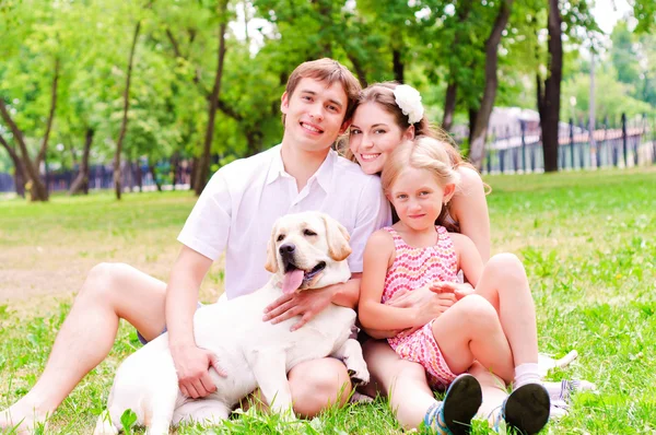 Joyeux jeune famille avec Labrador — Photo