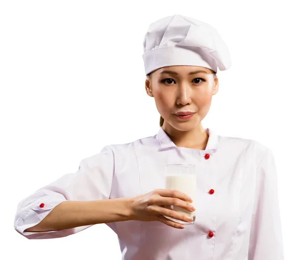 우유 한 잔을 들고 여성 아시아 요리사 — 스톡 사진