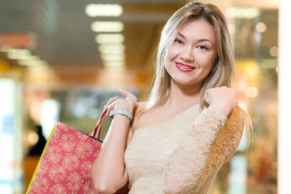 Portrait of a beautiful woman in a shopping center — Stock Photo, Image