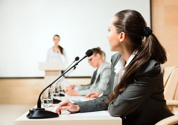 Empresarios se comunican en la conferencia — Foto de Stock