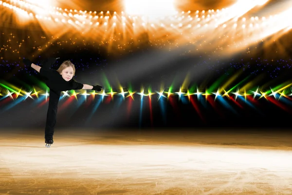 Rendimiento de los patinadores jóvenes, espectáculo de hielo — Foto de Stock