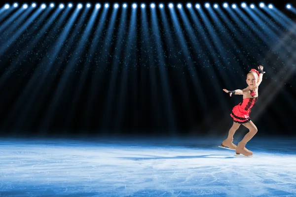 Rendimiento de los patinadores jóvenes, espectáculo de hielo — Foto de Stock