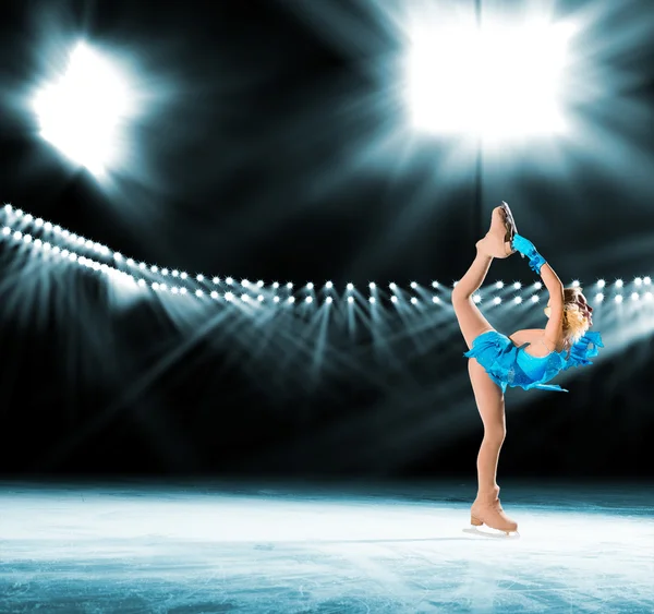 Rendimiento de los patinadores jóvenes, espectáculo de hielo — Foto de Stock