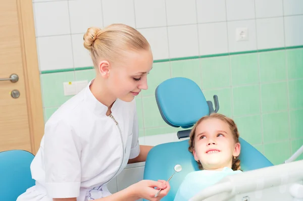 Joven médico mujer y niña en el consultorio del dentista —  Fotos de Stock