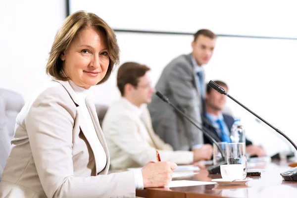 Senior business woman working with documents — Stock Photo, Image