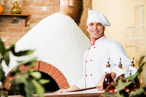 Chef trabajando en la cocina — Foto de Stock