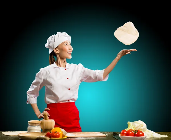 Chef throws piece pizza dough — Stock Photo, Image