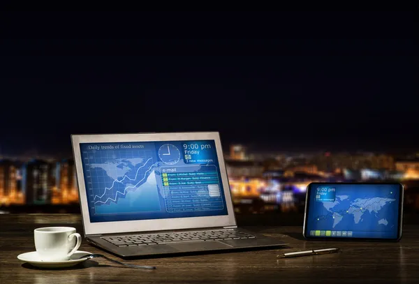 dizüstü ve tablet, işyerinde iş adamı