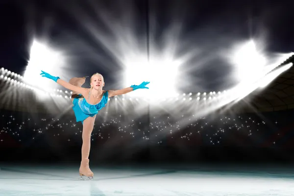 Rendimiento de los patinadores jóvenes, espectáculo de hielo — Foto de Stock