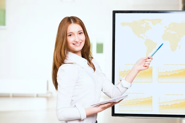 Junge Geschäftsfrau zeigt Weltkarte — Stockfoto