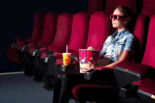 Kvinna sitter i en biograf — Stockfoto