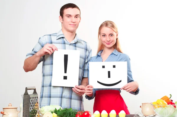 Paar hält einen Teller mit Schildern — Stockfoto