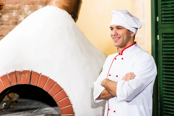 Portret van een kok in de keuken — Stockfoto