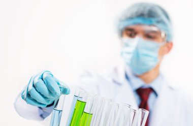 Laboratuvarda çalışan bilim adamı.