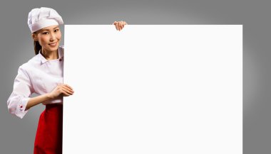 metin için bir poster tutan kadın aşçı