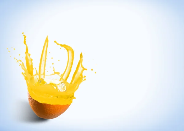 Fresh orange juice with a splash — Stock Photo, Image