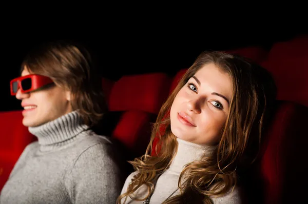 在电影院里的年轻夫妇 — 图库照片