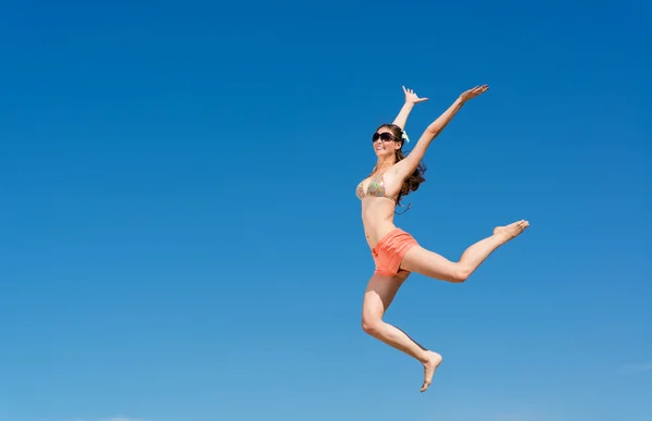 Junge Frau springt — Stockfoto