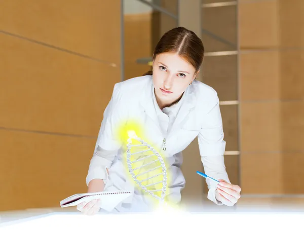 Young woman doing research — Stock Photo, Image