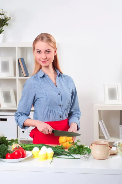 Porträtt av en kvinna som matlagning grönsaker — Stockfoto