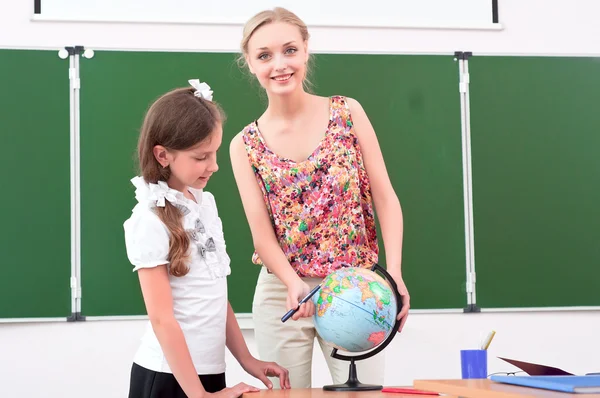 Teacher explains the lesson in geography — Stock Photo, Image
