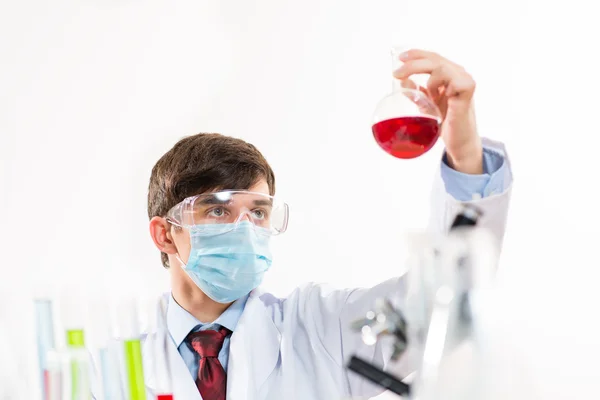 Cientista que trabalha no laboratório — Fotografia de Stock