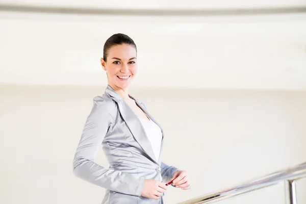 Mujer de negocios parada en el vestíbulo de la oficina — Foto de Stock