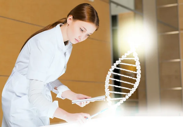 Young woman doing research — Stock Photo, Image