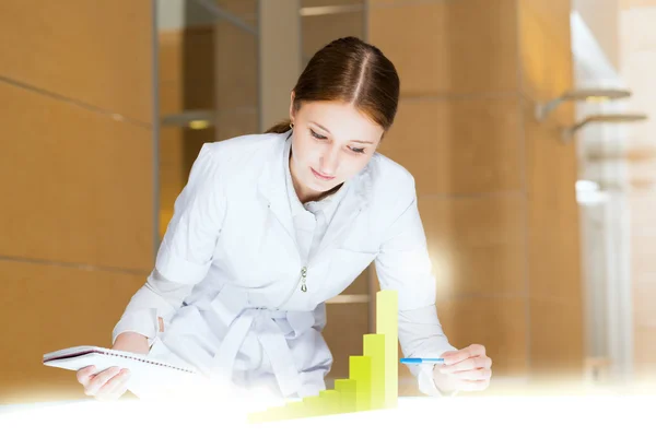 Jonge vrouw doen onderzoek — Stockfoto