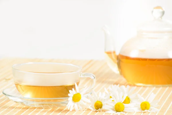 Tazza da tè con camomilla alle erbe — Foto Stock