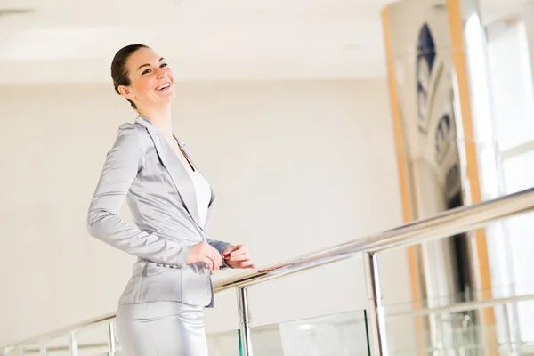 Ділова жінка стоїть у вестибюлі офісу — стокове фото
