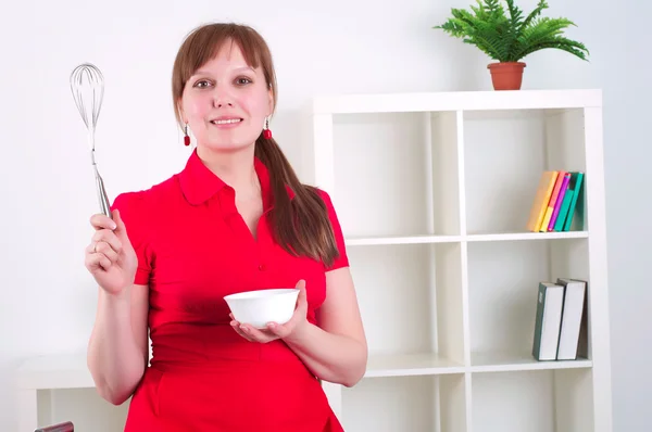 Femme travaillant dans la cuisine — Photo