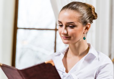 restoranda güzel bir Bayan portresi