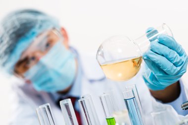 Laboratuvarda çalışan bilim adamı.