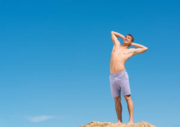Shirtless man against blue sky — Stock Photo, Image
