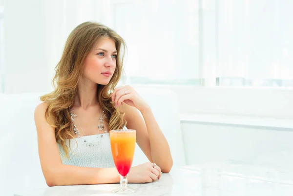 Portret van een leuke vrouw in een café stad — Stockfoto