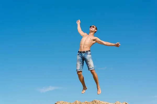 若い男がジャンプ — ストック写真