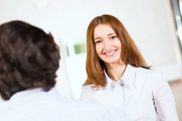 Aantrekkelijke vrouw praten met een man — Stockfoto