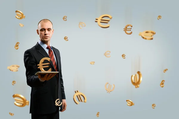 Άνθρωπος εκμετάλλευση δισκίο με το σύμβολο του ευρώ — Φωτογραφία Αρχείου