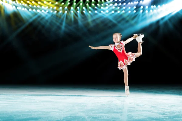 Rendimiento de los patinadores jóvenes, espectáculo de hielo — Foto de Stock