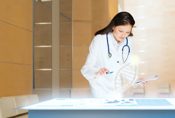 Young woman doing research — Stock Photo, Image