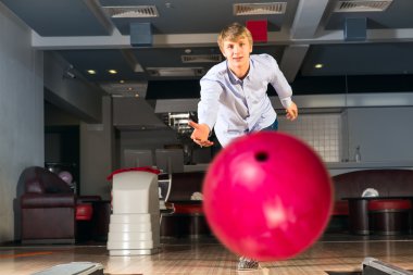 genç adam bowling oynuyor
