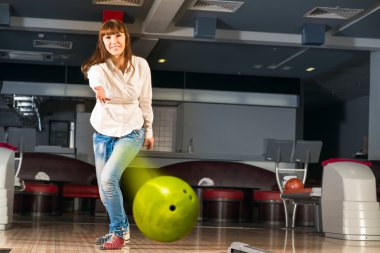 hoş genç bir kadın bir bowling topu atar